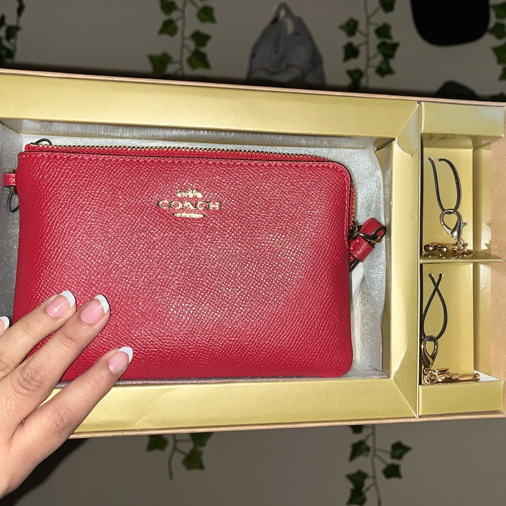 SOLD DO NOT BUY‼️‼️COACH red wristlet❤️